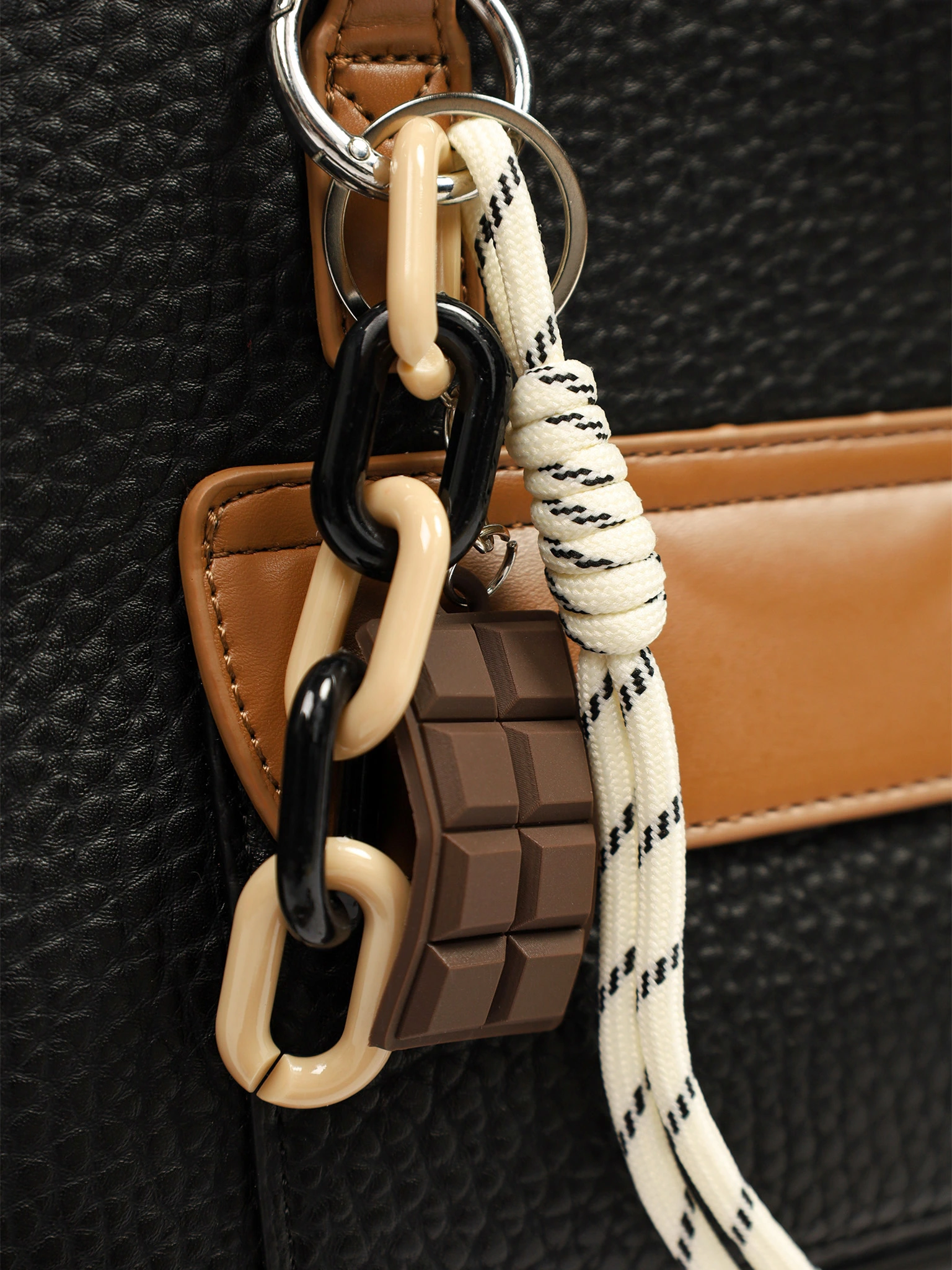 Сумка-тоут с декоративным брелком в ассортименте